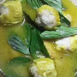 Steamed Alaska Crab Dumplings in Green Curry Soup 绿咖喱汤阿拉斯加蟹烧卖 ขนมจีบปูในน้ำซุปแกงเขียวหวาน (7 ชิ้น)