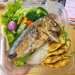 ข้าวปลาทูทอด ไข่เจียวชะอม น้ำพริกกุ้งสด ผักเหนาะ