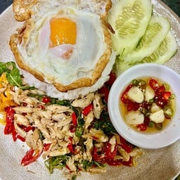 ข้าวกะเพราเนื้อปู  ไข่ดาว