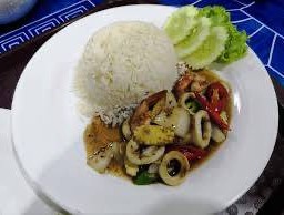 ผัดพริกไทยดำทะเลราดข้าว