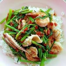 ข้าวราดผัดผักบุ้งทะเล