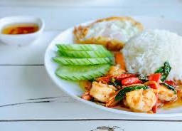 ผัดกระเพรากุ้งราดข้าว