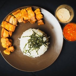 ข้าวหมูกรอบเขย่าชีส (ฟรี! น้ำจิ้มซีฟู้ด)