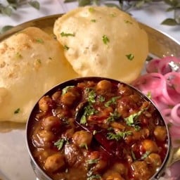 Pindi Choley thick gravy chick peas with 2 poori