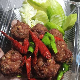 ลาบหมูก้อนทอดราดข้าว