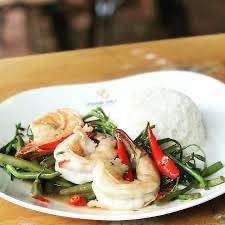 ผัดผักบุ้งกุ้งราดข้าว