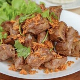 ซี่โครงหมูทอดกระเทียม (กับข้าว)