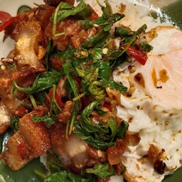 ข้าวกระเพราหมูกรอบไข่ดาว