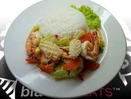 ผัดผักรวมทะเลข้าวราด