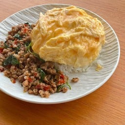 กะเพราหมูสับไข่เยิ้ม