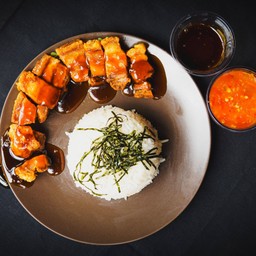 (ใหม่!) ข้าวหมูกรอบซอสกระเทียมเกาหลี (ฟรี! น้ำจิ้มซีฟู้ด)