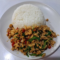 กะเพราหมูราดข้าว