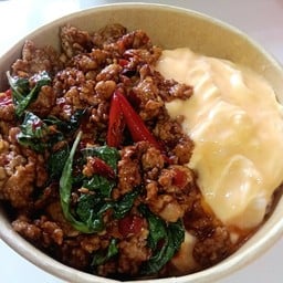 ข้าวไข่ข้นกระเพราหมูสับ