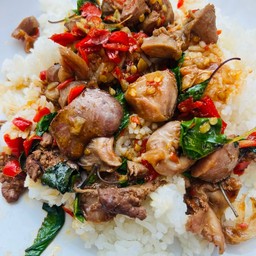 กระเพราเครื่องในไก่