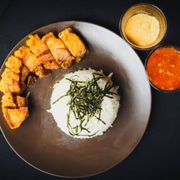 ข้าวหมูกรอบเขย่า BBQ (ฟรี! น้ำจิ้มซีฟู้ด)