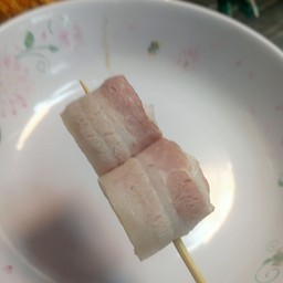 เบคอนพันไส้กรอกชีส