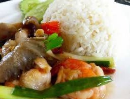 ผัดเห็ดน้ำมันหอยกุ้งราดข้าว