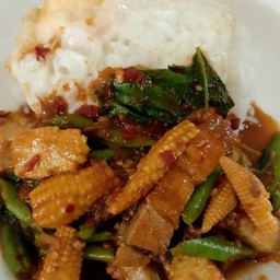 พริกแกงหมูกรอบใส่ผัก(ฟรีไข่ดาส