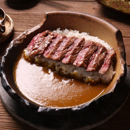 ข้าวหน้าเนื้อสเต๊กแกงกะหรี่ (D)