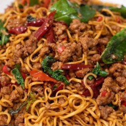 ผัดมาม่ากะเพราเนื้อสับ