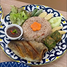 ข้าวน้ำพริกกะปิไข่ชะอมปลาสลิด