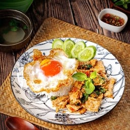 ข้าวกะพราหมูชิ้น (ไม่รวมไข่)