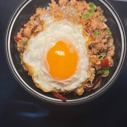 ข้าวกะเพราข้างบ้าน ฟรีไข่