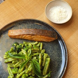 Grilled salmon pesto