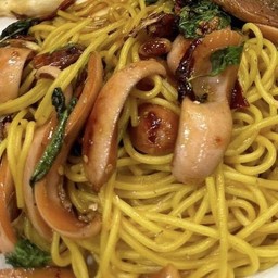 สปาเก็ตตี้ผัดพริกแห้งไส้กรอกไก่
