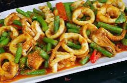 ผัดพริกแกง(กับข้าว)หมึก