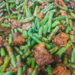 ผัดพริกแกงกับหมูสามชั้น