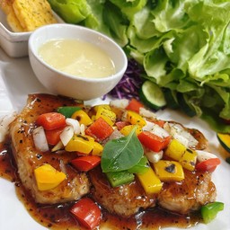 สลัดหมูบาร์บีคิว