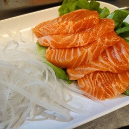 แซลมอนซาซิมิ 100 g