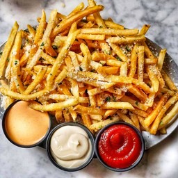 เฟรนช์ฟรายส์ซาวด์ครีม ซอสเห็ดทรัฟเฟิล ( แถมฟรี ชีสดิป , ซอสมะเขือเทศ )