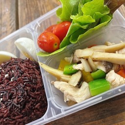 ข้าวไก่ผัดเห็ด + ไข่ต้ม