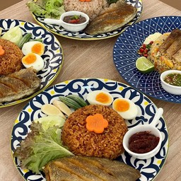 ข้าวผัดน้ำพริกตาแดงปลาสลิดไข่ต้ม