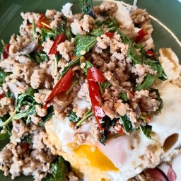 ข้าวกระเพราหมูสับไข่ดาว