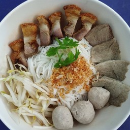 ก๋วยเตี๋ยวหมูกรอบ  79 บาท
