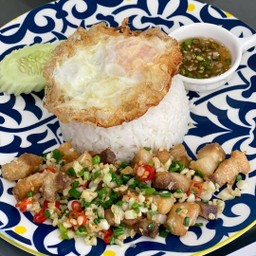 ข้าวสามชั้นคั่วพริกเกลือไข่ดาว