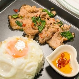 ข้าวผัดกะเพราหมูหมักนายน้อย