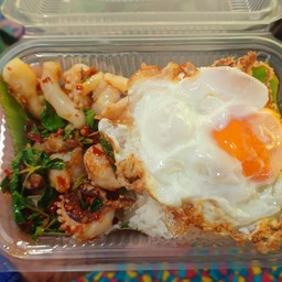 กะเพราหมึกไข่ดาว ราดข้าว