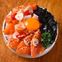 [อร่อยซ่ากับโค้ก] ข้าวหน้าแซลมอน2ดอง +  โค้ก ออริจินัล (กระป๋อง) 