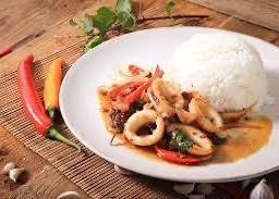 ผัดกะเพราหมึกราดข้าว