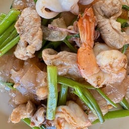 เส้นใหญ่รวมมิตรผัดซอสเย็นตาโฟ