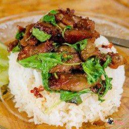 ข้าวราดกระเพราคอหมูทอด