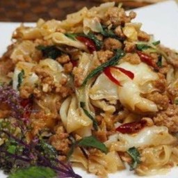 เส้นใหญ่กระเพรา(เนื้อสัตว์เลือกด้านในเมนูค่ะ)