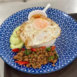 ข้าวกระเพราไข่ดาว