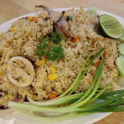 ข้าวผัดรวม หมู กุ้ง หมึก จานใหญ่