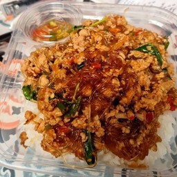 ผัดกะเพราใส่วุ้นเส้น