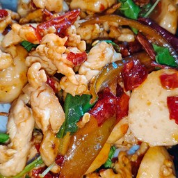 ข้าวกะเพราไก่สับ+ลูกชิ้นหมู